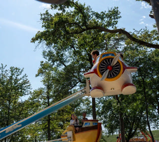 Jet-boat stijgt boven de bomen en paden van Family Park.
