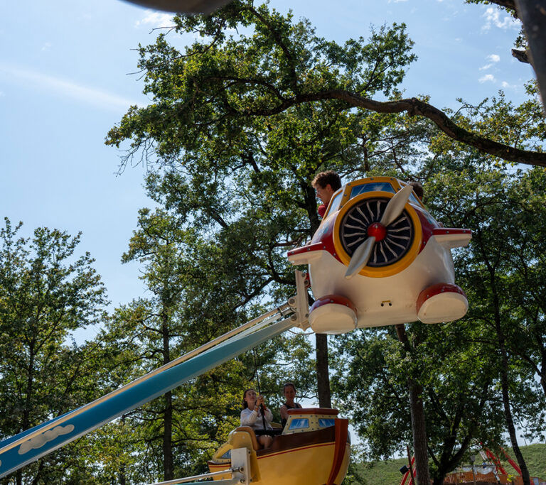 Jet-boat stijgt boven de bomen en paden van Family Park.