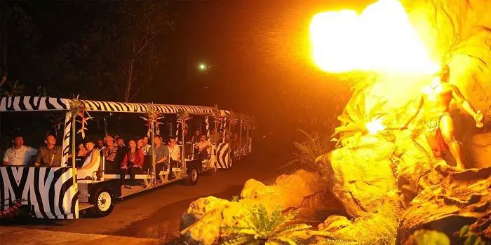 Recorrido Night Safari en Bali Safari Park después del anochecer.