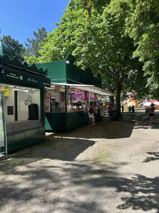 O snack-bar verde do LennyPark junto aos insufláveis.