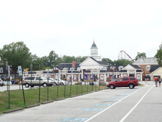 Pórtico de entrada de Six Flags America com o logótipo e as vias de acesso.
