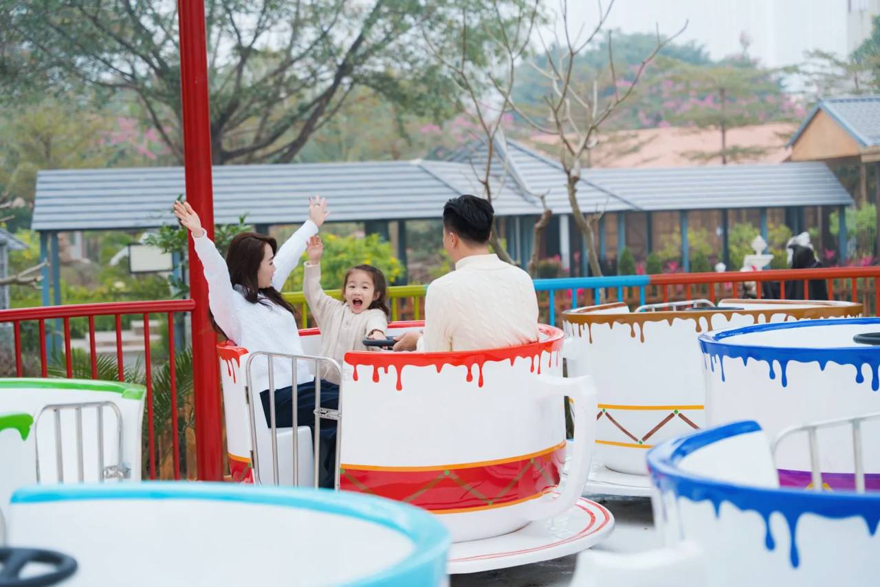 View of Cốc xoay diệu kỳ at Bao Son Paradise Park.