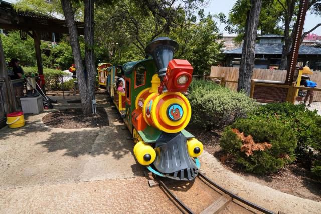 Foghorn Leghorn’s Barnyard Railway