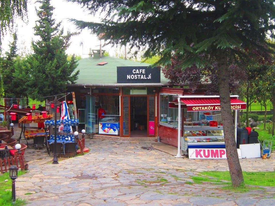 Adapark Nostalji Cafe entouré par les espaces verts du parc.