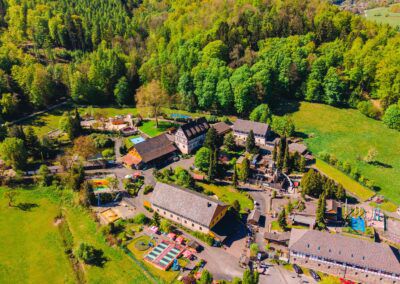 Erlebnispark Ziegenhagen : Luftaufnahme des bewaldeten Geländes und seiner Attraktionen.