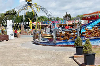 Vista geral do Southport Pleasureland com várias atrações a elevarem-se sobre o parque.