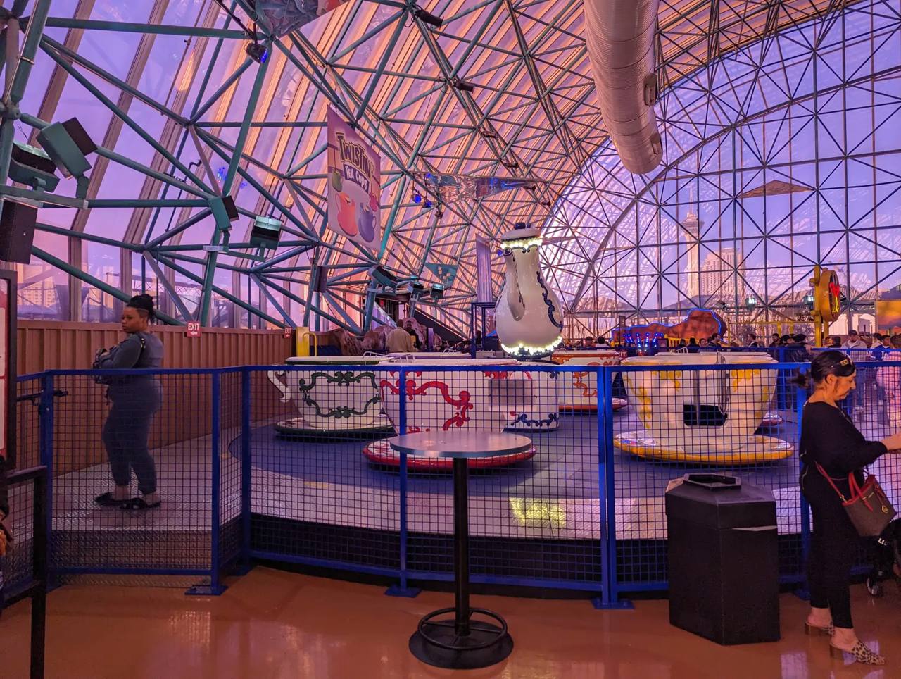 Twistin’ Tea Cups à Adventuredome.