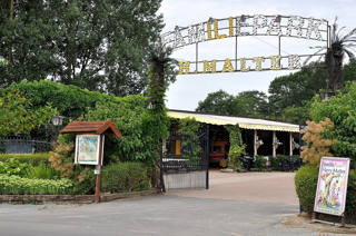 O portão do Familiepark Harry Malter surge entre sebes e árvores durante a época de 2010.
