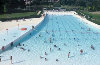 Piscine à vagues de l’Île de loisirs d’Étampes.