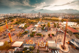 Vue générale at Aktur Park: Heart of Antalya rises above the colourful rides by day.
