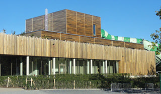 Fachada de madeira do Bellewaerde Aquapark vista do exterior.
