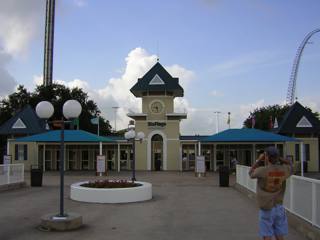 Entrada de Six Flags AstroWorld com bandeiras coloridas em 2004