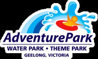 O logótipo colorido do Adventure Park Geelong com sol, ondas e palmeiras.
