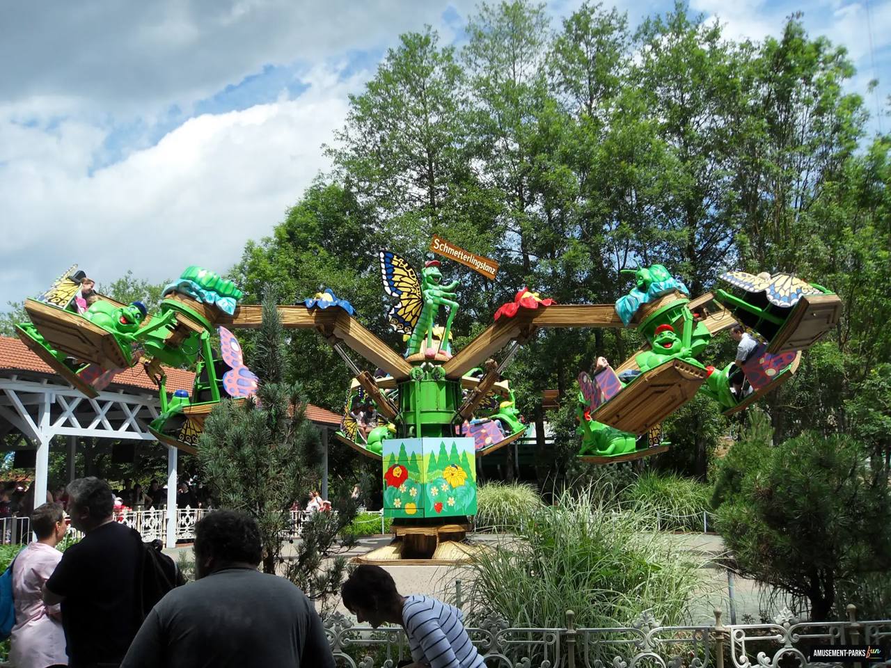 Le gondole colorate di Schmetterlingstanz ruotano al Bayern-Park.