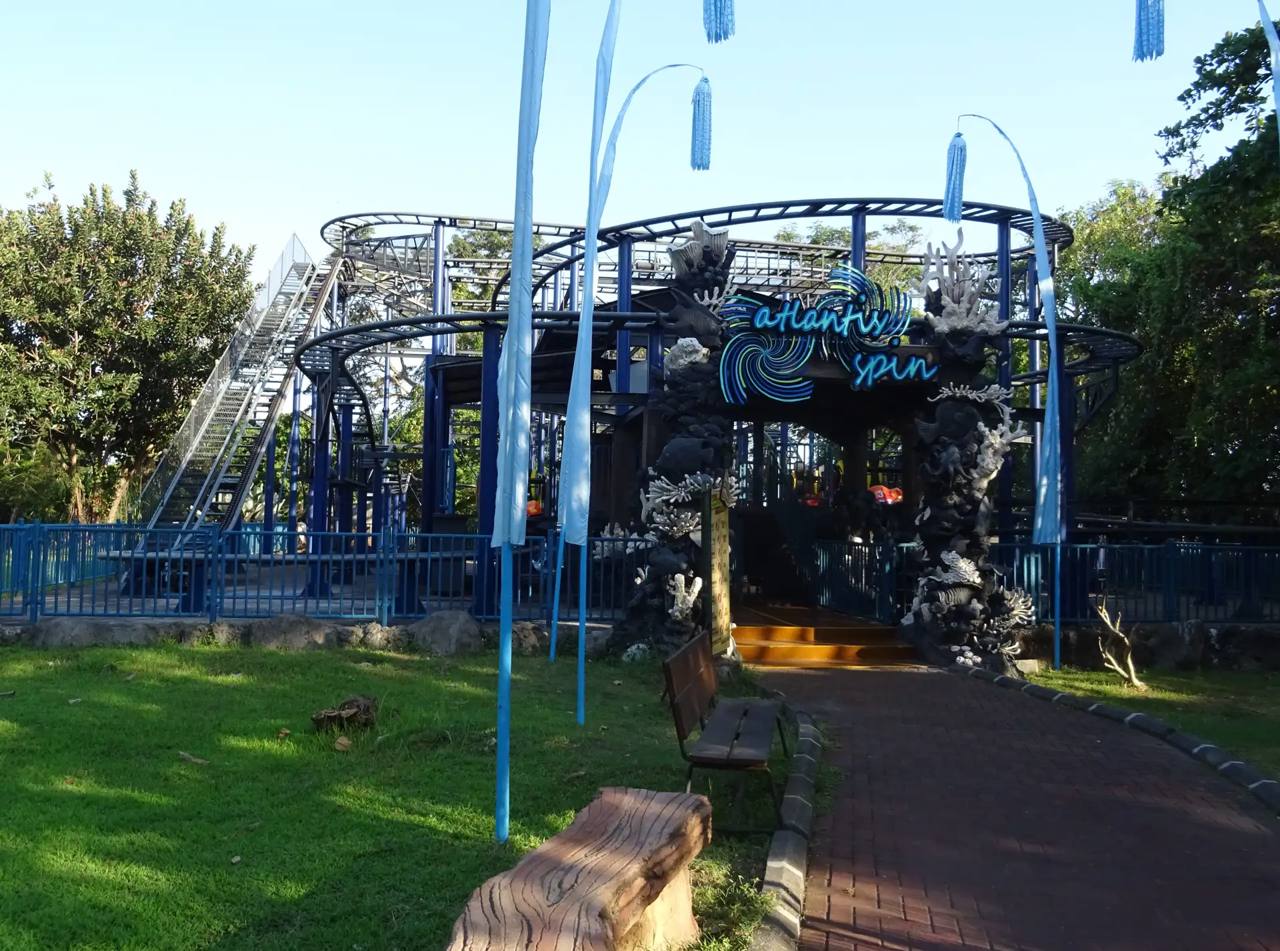 Atlantis Spin et son parcours jaune dans Fun Zone.