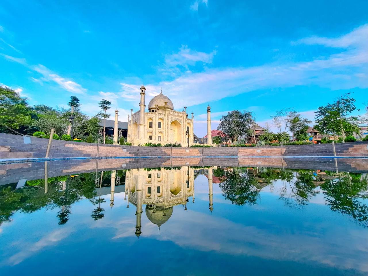 Zicht op Đền Taj Mahal in Bao Son Paradise Park.