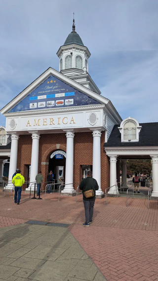 Entrada de Six Flags America em outubro de 2025, menos de um mês antes do encerramento definitivo.