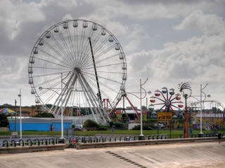 Vista geral do Southport Pleasureland em 2016 com a roda-gigante e as atrações coloridas.