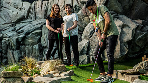 Adventure- und Schwarzlicht-Minigolf