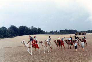 Passeggiate in cammello sulla duna di La Mer de Sable nel 1966.