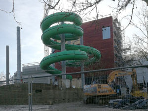 Montagem dos escorregas de Bellewaerde Aquapark diante de um edifício ainda inacabado no início de 2019