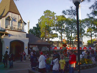 Praça movimentada de Alpine Valley no AstroWorld em outubro de 2005