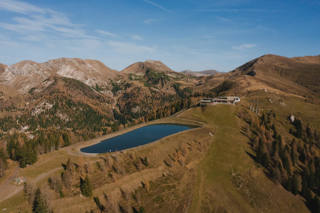 Panorama de outono dos Nockberge em redor da estação superior de Brunnach