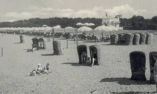A praia histórica de Valkeveen com cadeiras de vime.