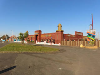 Entrada e panorama do Southport Pleasureland em março de 2025, pouco antes da mudança de nome.