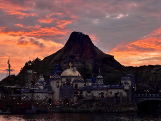 O monte Prometheus e Fortress Explorations sob um céu vermelho ao entardecer