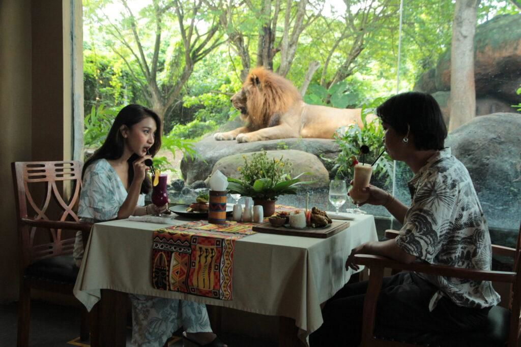 Beeld van Breakfast with Lions door de glazen wanden.