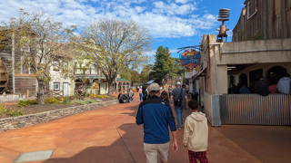Cenário de oficina de SteamTown com placas, engrenagens e atrações do bairro.