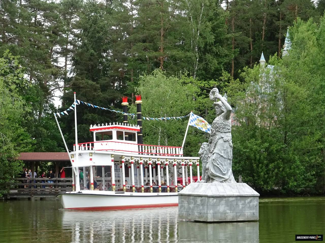 Il battello a ruote Raddampfer naviga sul lago del Bayern-Park.