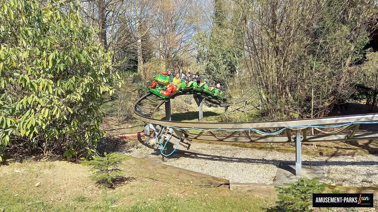 Le train vert en forme de grenouille de Froschbahn circule sur sa voie à Bayern-Park.