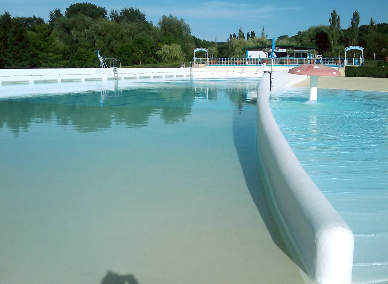 Bassin et séparation intérieure de la piscine à vagues d’Étampes en juillet 2009.