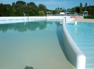 Bassin et séparation intérieure de la piscine à vagues d’Étampes en juillet 2009.