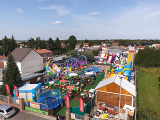 Elevated overview of the compact Loos Parc site
