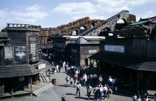 Vista de arquivo de Silver City no Phantasialand em 1984, com o maciço da Gebirgsbahn.