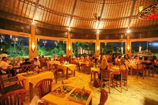Sala Tsavo Lion Restaurant pod dużym dachem krytym strzechą.