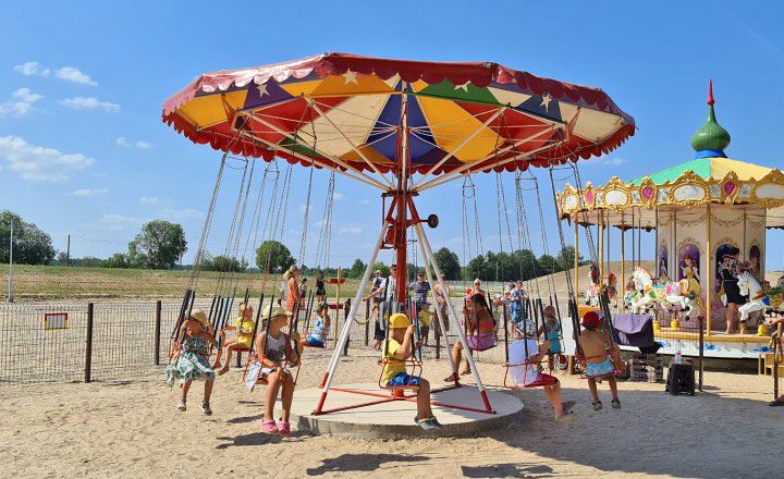 Vista de Small chain carousel no ABpark.