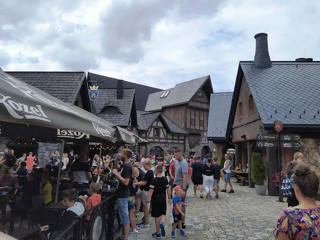 Rua medieval movimentada de Smoczy Gród, a Dragon Zone da Energylandia.