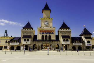 Fachada em forma de castelo na entrada principal da Energylandia.