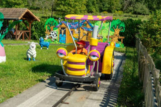 As atrações do Didi'Land entre as árvores.