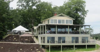 O edifício The Terrace no Aerie’s Resort & Winery estende-se pela encosta arborizada.