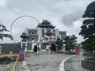 Um pavilhão vietnamita em primeiro plano com a Sun Wheel atrás, no Asia Park.