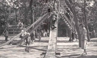 Um escorrega alto no antigo parque infantil de Oud Valkeveen.